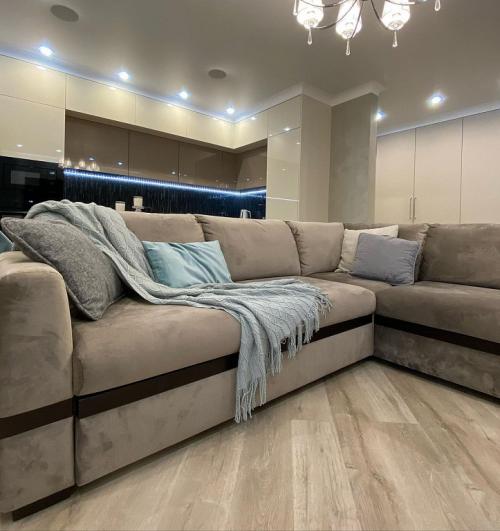 Серый диван: стильное и универсальное решение для интерьера гостиной 20 Серый диван: стильное и универсальное решение для интерьера гостиной 20