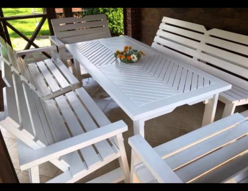 Какие мебельные решения можно использовать на крыльце-беседке. Какую садовую мебель подобрать в беседку