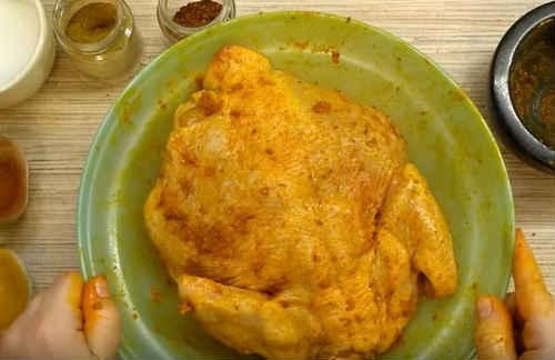 Сочная курочка в духовке с хрустящей корочкой целиком. Курица, запеченная в духовке целиком с хрустящей корочкой — лучшие рецепты