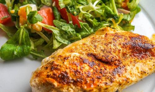 Как пожарить курочку с хрустящей корочкой на сковороде. Как жарить курицу на сковороде 7 вкусных рецептов, чтобы слюнки потекли