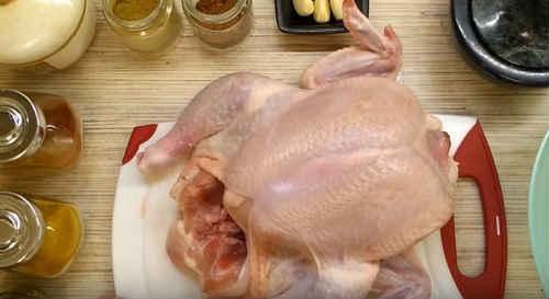 Сочная курочка в духовке с хрустящей корочкой целиком. Курица, запеченная в духовке целиком с хрустящей корочкой — лучшие рецепты