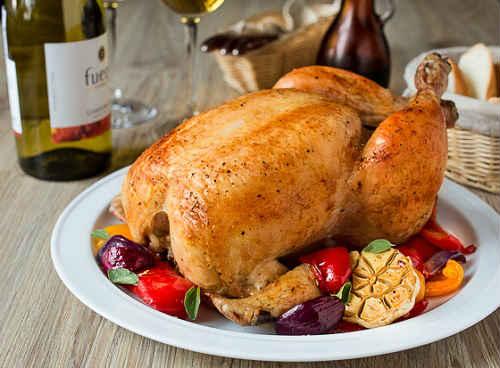 Сочная курочка в духовке с хрустящей корочкой целиком. Курица, запеченная в духовке целиком с хрустящей корочкой — лучшие рецепты