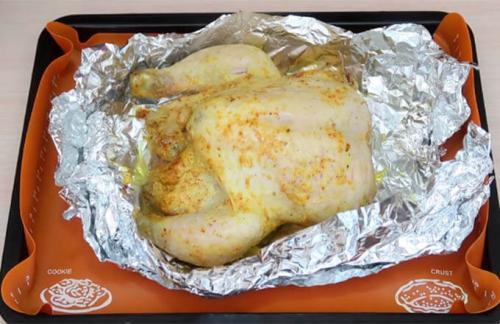 Курочка с хрустящей корочкой в духовке. Курица в духовке целиком с хрустящей корочкой, запечённая в фольге