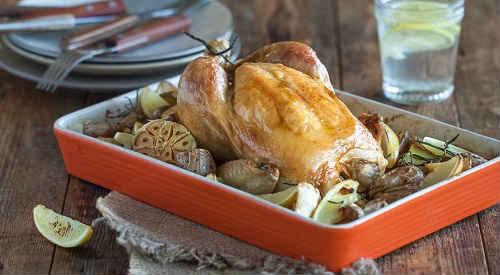 Сочная курочка в духовке с хрустящей корочкой целиком. Курица, запеченная в духовке целиком с хрустящей корочкой — лучшие рецепты