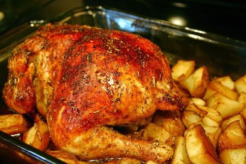 Как запечь курицу в духовке целиком с корочкой рецепт. Курица, запеченная целиком с картошкой на противне