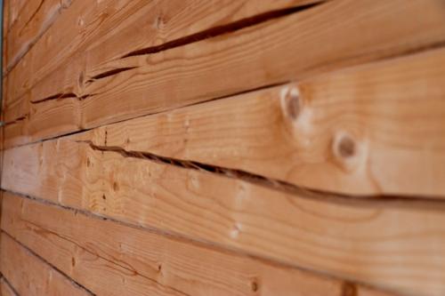 Устранение деформации деревянного потолка: проверенные методы и рекомендации 03