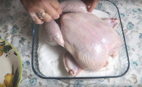 Запечь курицу целиком в духовке. Целая курица в духовке с хрустящей корочкой (рецепт на соли)