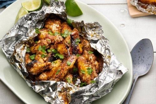 Курица в духовке в фольге кусочками. Как приготовить курицу в духовке: 20 легких рецептов