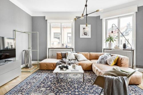 Какие цвета и материалы лучше использовать для оформления гостиной с серыми стенами