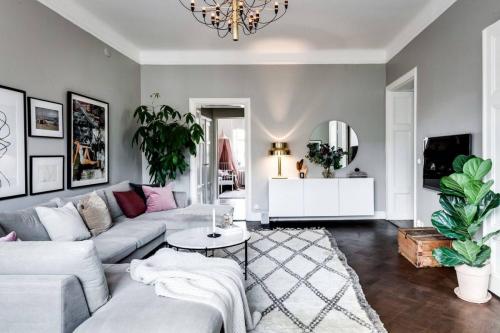 Какие типы освещения лучше использовать для гостиной с серыми стенами. Основные рекомендации дизайнера