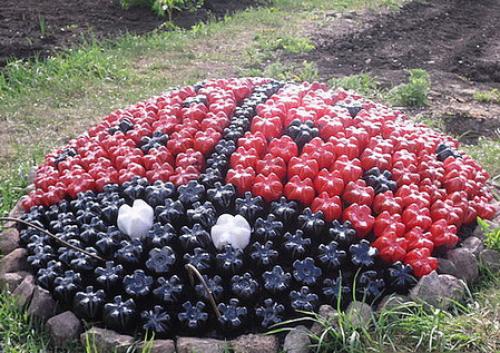 Как сделать Божью коровку из пластиковых бутылок более устойчивой. Божьи коровки из бутылок. Божья коровка из пластиковых бутылок – красота, которая может быть создана вашими руками! Пуфик из пластиковых бутылок