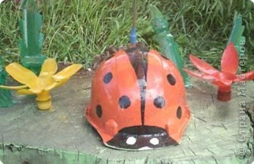 Как сделать Божью коровку из пластиковых бутылок более устойчивой. Божьи коровки из бутылок. Божья коровка из пластиковых бутылок – красота, которая может быть создана вашими руками! Пуфик из пластиковых бутылок