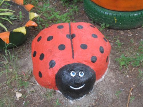 Как сделать Божью коровку из пластиковых бутылок более устойчивой. Божьи коровки из бутылок. Божья коровка из пластиковых бутылок – красота, которая может быть создана вашими руками! Пуфик из пластиковых бутылок