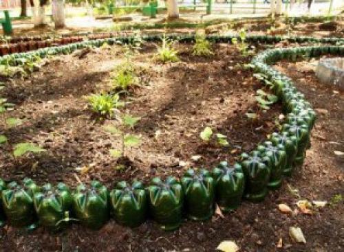 Как сделать узор на Божьей коровке из пластиковых бутылок. Учимся оформлять клумбы с помощью пластиковых бутылок