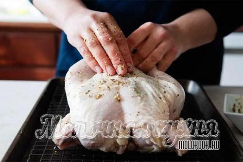 Как запечь курицу в духовке целиком, чтобы была сочной. Курица, запеченная в духовке целиком: хрустящая корочка и нежное мясо