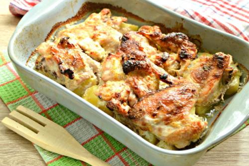 Курица в духовке кусочками. Курица кусочками в духовке. Рецепт с фото с корочкой, сметаной, картошкой, сыром