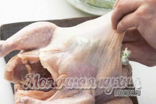 Как запечь курицу в духовке целиком, чтобы была сочной. Курица, запеченная в духовке целиком: хрустящая корочка и нежное мясо