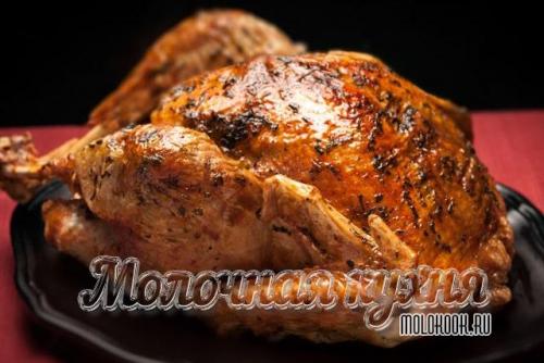 Как запечь курицу в духовке целиком, чтобы была сочной. Курица, запеченная в духовке целиком: хрустящая корочка и нежное мясо