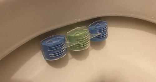 Как правильно вешать туалетный блок. Как крепить освежитель для унитаза? Все это время вы использовали чистящие блоки для унитаза неправильно!