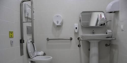 Как правильно вешать туалетную бумагу. Когда появилась 07 Как правильно вешать туалетную бумагу. Когда появилась 07