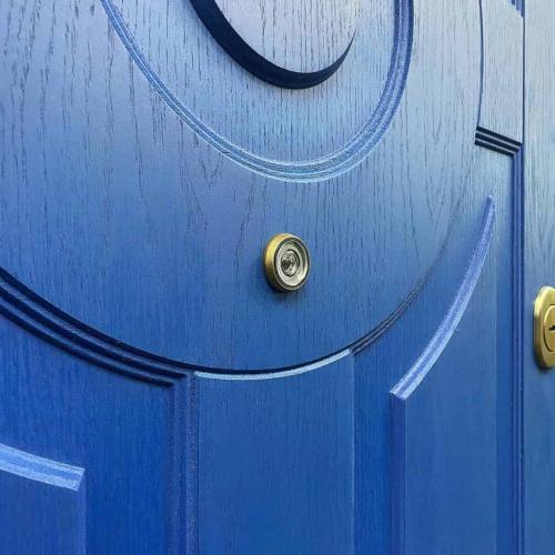 Какие материалы используются для изготовления белокаменных входных дверей. С корабля на бал. Как и почему корабельную древесину используют для создания входных дизайнерских дверей?