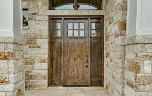 Как правильно ухаживать за белокаменными входными дверями. Как ухаживать за входной дверью из массива дерева?