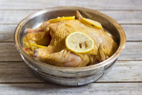 Очень вкусная курица в духовке с корочкой — 10 рецептов (плюс видео)