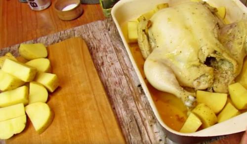 Курица с хрустящей корочкой в духовке с картошкой. Приготовление курицы на противне целиком с хрустящей корочкой (рецепт с картошкой)