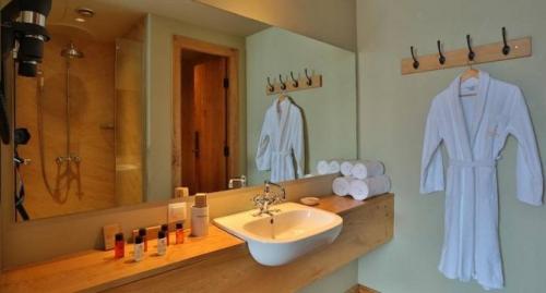 На какой высоте вешать держатель для полотенец. На какой высоте вешать крючки для ванной комнаты