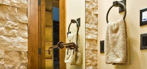 На какой высоте вешать держатель для полотенец. На какой высоте вешать крючки для ванной комнаты