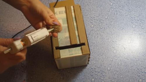 Держатель туалетной бумаги своими руками из картона. Это нужно в каждом доме! Крутая идея для туалета из картона