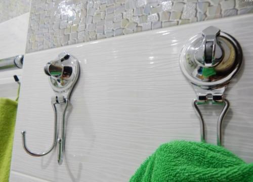 Как прикрепить держатель туалетной бумаги к плитке. Кафельная плитка