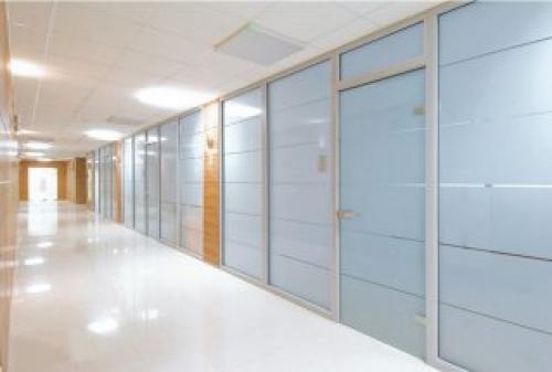 На сколько должен выступать карниз от окна. Как подсчитать длину карниза?