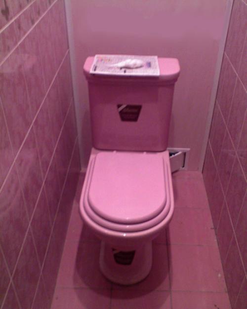 Какие цвета и материалы можно использовать для создания контраста в гостиной с розовыми стенами. Как НЕ стоит использовать розовый цвет