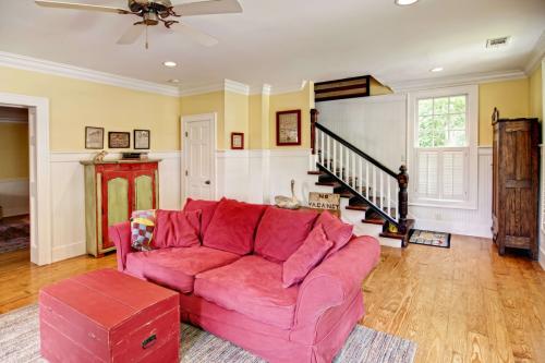 Как выбрать мебель для гостиной с розовыми стенами. Правила использования розового цвета в оформлении гостиной