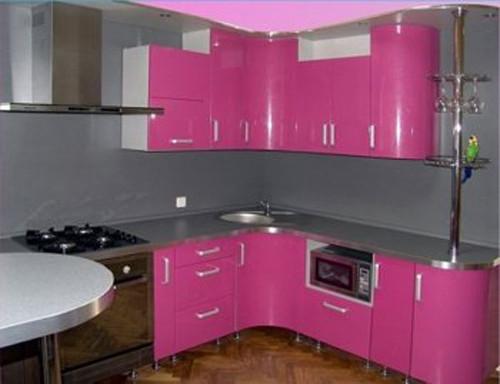 Какие цвета и материалы можно использовать для создания контраста в гостиной с розовыми стенами. Как НЕ стоит использовать розовый цвет