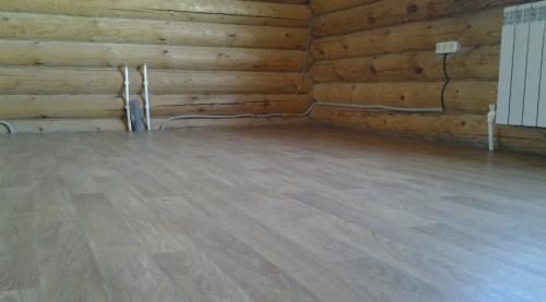 Что положить на деревянный пол в ванной. Пол в ванной в деревянном доме: как сделать своими руками сухо, тепло и недорого