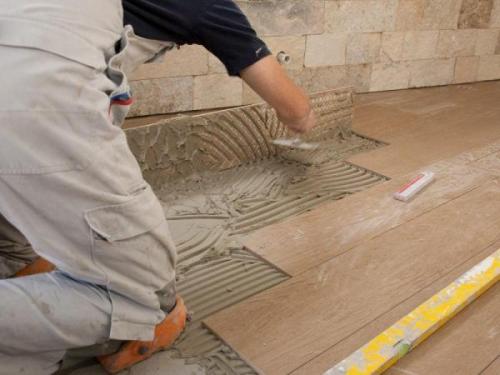 Укладка плитки на деревянный пол задача сложная. Дерево и керамика – почему их нежелательно совмещать? 04