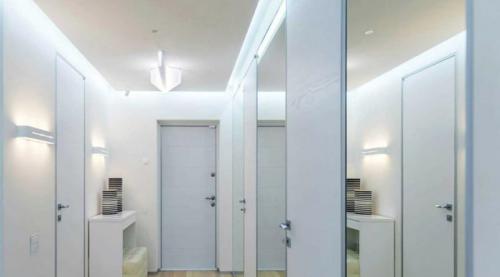 Какие факторы следует учитывать при создании дизайна прихожих для квартир с различными планировками