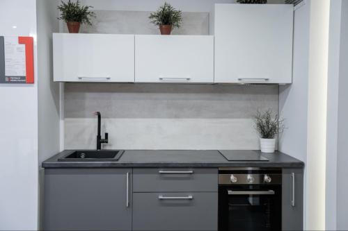 Просто и эффективно: 5 способов отделить кухню в квартире-студии 16