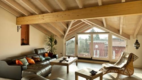 Как наклеить обои на дерево. Как клеить обои на деревянные стены?