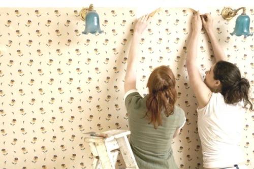 Как наклеить обои на дерево. Как клеить обои на деревянные стены?