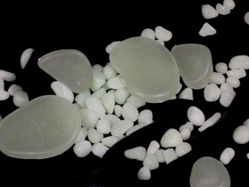 Какие преимущества подсветки камней в саду. Полимерные светящиеся камни