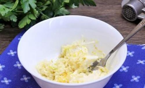 Курица в духовке запеченная целиком рецепт. Вкусный рецепт курицы с хрустящей корочкой в духовке целиком