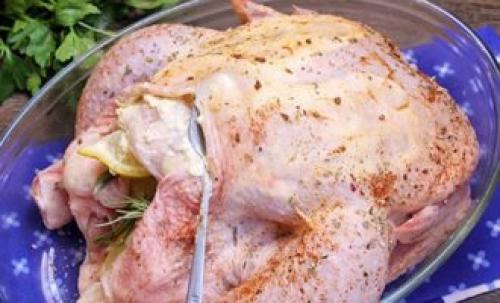 Курица в духовке запеченная целиком рецепт. Вкусный рецепт курицы с хрустящей корочкой в духовке целиком