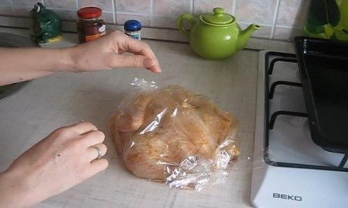 Курица в духовке в рукаве. Курица в духовке целиком в рукаве — простой рецепт