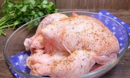 Курица в духовке запеченная целиком рецепт. Вкусный рецепт курицы с хрустящей корочкой в духовке целиком