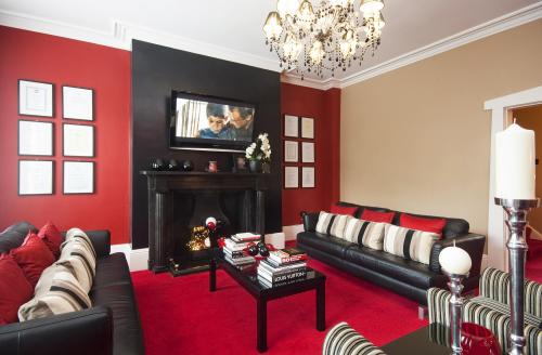 Интерьер в бежевых тонах с яркими акцентами. Сочетание бежевого с яркими и нейтральными цветами