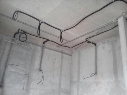 Какие факторы необходимо учитывать при выборе плит и листовых материалов для устройства чернового пола