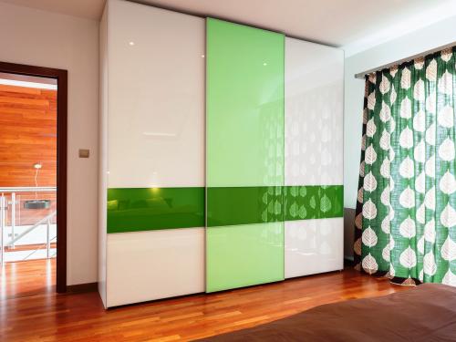 Какие преимущества имеет гардеробная комната по сравнению с гардеробным шкафом